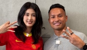 赵丽娜合影新加坡门将桑尼：为国足接好运