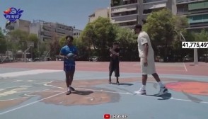 开云体育-有点东西！字母哥看1米76甲亢哥扣篮 成功后两人激情庆祝