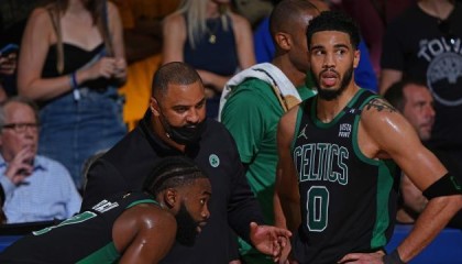 开云体育-双探花末节再度哑火 总决赛全面暴露绿军双星弱点